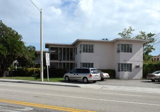 711 Beacom Blvd in Miami, FL - Building Photo - Building Photo