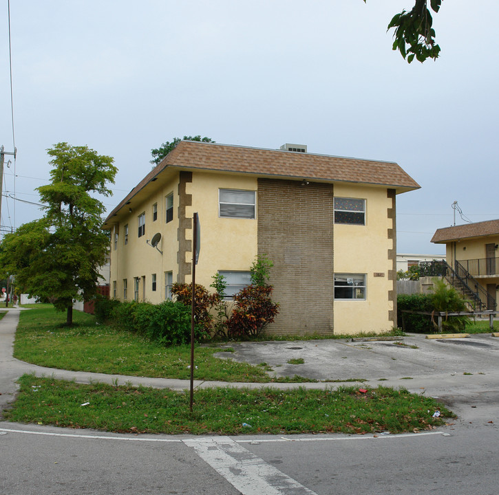 3811-3821 SW 60th Ave in Fort Lauderdale, FL - Building Photo