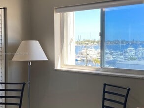 100 Waterway Dr S in Lantana, FL - Building Photo - Building Photo