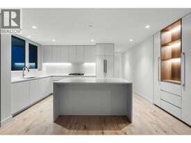 720 Farrow St in Coquitlam, BC - Building Photo