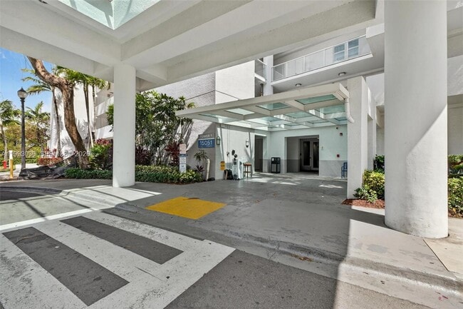 15051 Royal Oaks Ln in North Miami, FL - Building Photo - Building Photo