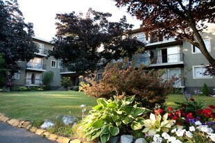 Park Crest in Burnaby, BC - Building Photo