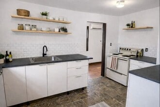 7015 N Greeley Ave, Unit B in Portland, OR - Building Photo - Building Photo