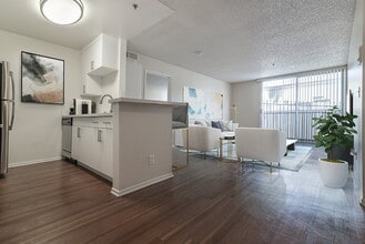 Catalina Gardens in Los Angeles, CA - Foto de edificio - Building Photo