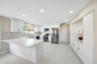 9214 W Kerry Ln in Peoria, AZ - Foto de edificio - Building Photo