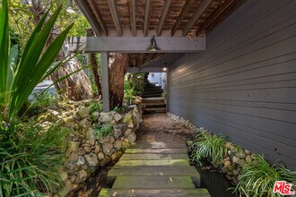 516 Latimer Rd in Santa Monica, CA - Building Photo - Building Photo