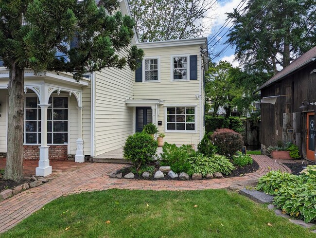 property at 15 W Ferry St