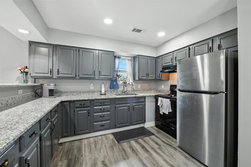 2020 Audra Ln, Unit 2-M in Denton, TX - Building Photo