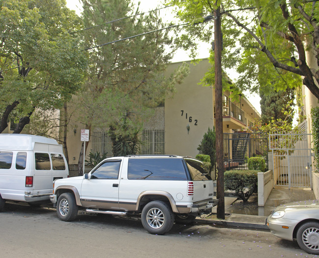 7162 Hawthorn Ave in Los Angeles, CA - Building Photo - Building Photo