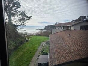 1047 Wharf St in Brookings, OR - Building Photo - Building Photo