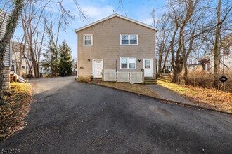 21 Personette St in Caldwell, NJ - Foto de edificio - Building Photo