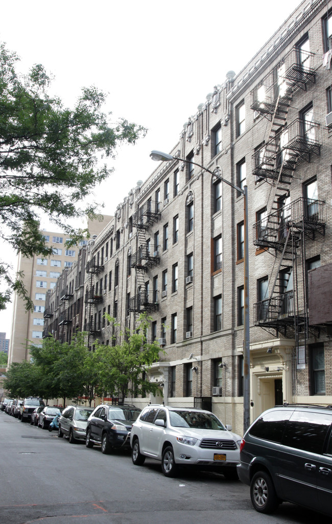 566 W 191st St in New York, NY - Foto de edificio - Building Photo