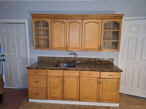 2199 NE 182nd St in North Miami Beach, FL - Foto de edificio - Building Photo