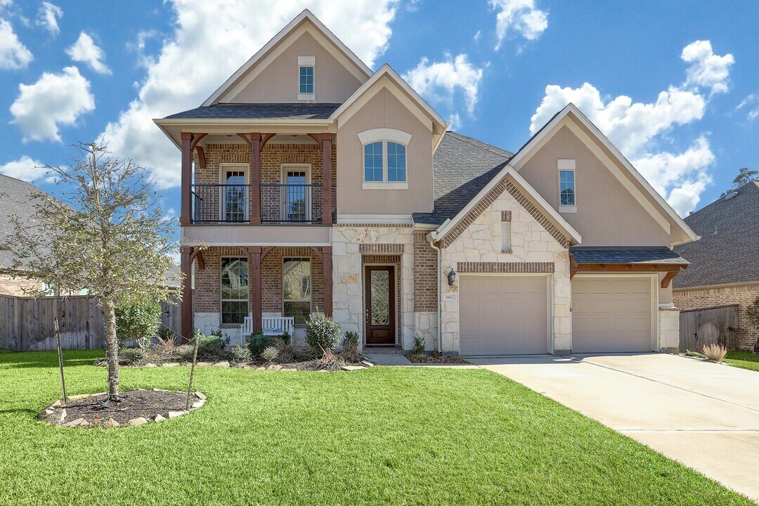 34427 Spring Creek Cir in Pinehurst, TX - Building Photo