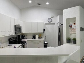 1205 Canary Island Dr in Weston, FL - Building Photo - Building Photo