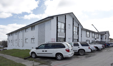 River Oaks Apartments in Dallas, TX - Foto de edificio - Building Photo