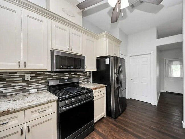 204 Audubon Woods Ct in Richwood, TX - Building Photo - Building Photo