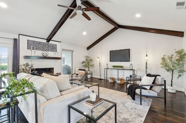 1208 Scenic Dr