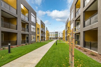 The Lyla in Elk Grove, CA - Foto de edificio - Building Photo