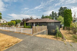 8402 18th Ave SW in Seattle, WA - Foto de edificio - Building Photo