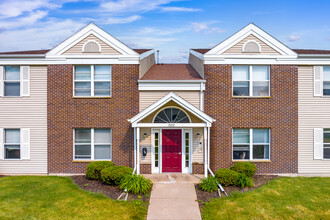 Summerfield Place Apartments in Oshkosh, WI - Foto de edificio - Building Photo