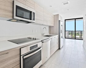 121 NE 34th St, Unit 2315 in Miami, FL - Building Photo - Building Photo