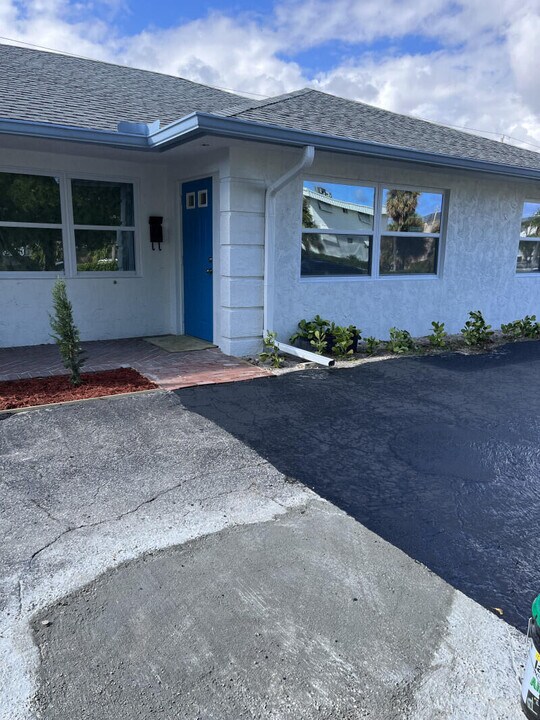 207 Castlewood Dr in North Palm Beach, FL - Building Photo