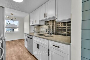 8 Lakewood Village NW in Edmonton, AB - Building Photo