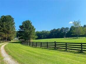 4900 Spot Rd in Cumming, GA - Foto de edificio - Building Photo