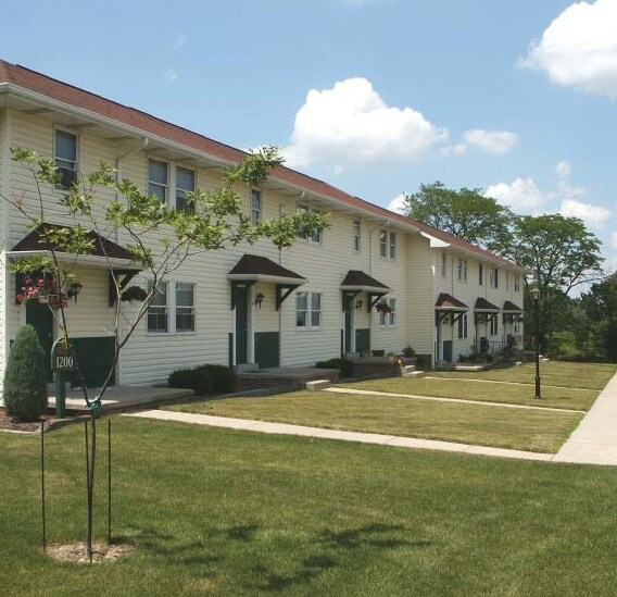 Mayfield Village in Beaver Falls, PA - Foto de edificio