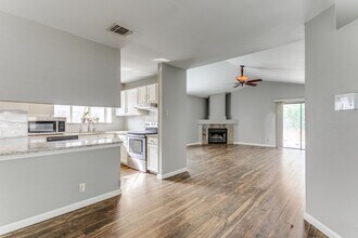 7986 Wayside Trail in San Antonio, TX - Building Photo - Building Photo
