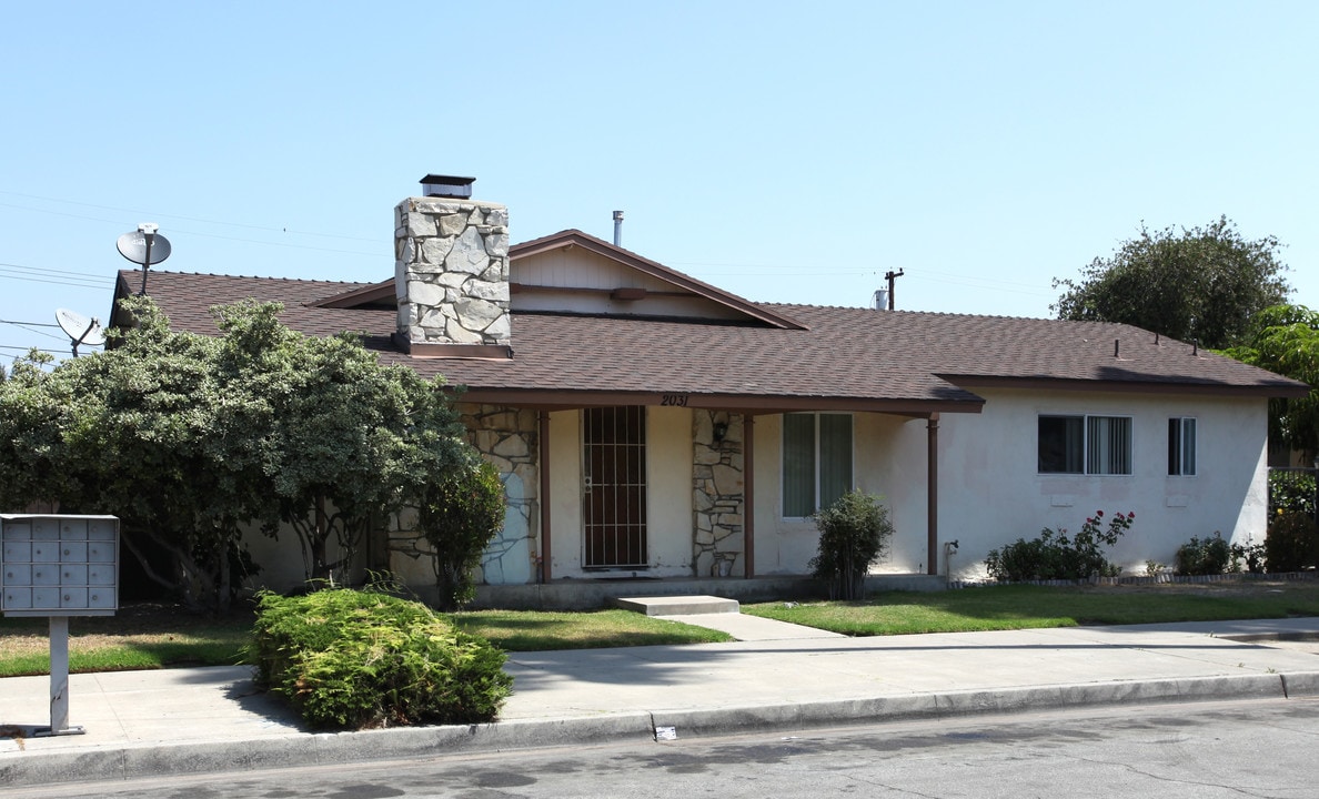 2031 E Almont Ave in Anaheim, CA - Foto de edificio