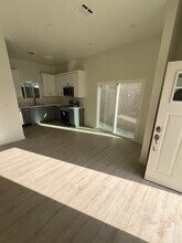 10334 Eldora Ave in Sunland, CA - Foto de edificio - Building Photo