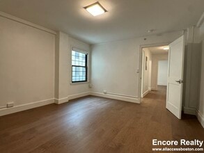 1200 Massachusetts Ave, Unit 214 in Cambridge, MA - Foto de edificio - Building Photo