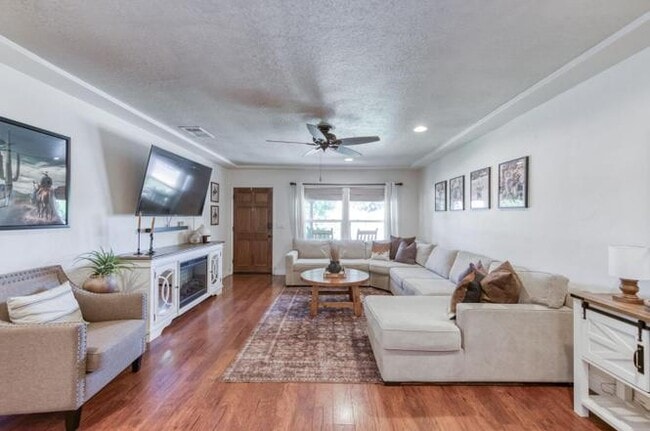 3054 E Brown Ave in Fresno, CA - Building Photo - Building Photo