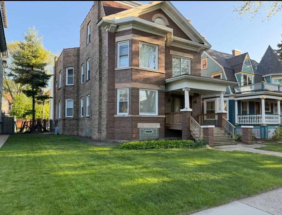 5935 W Race Ave in Chicago, IL - Building Photo