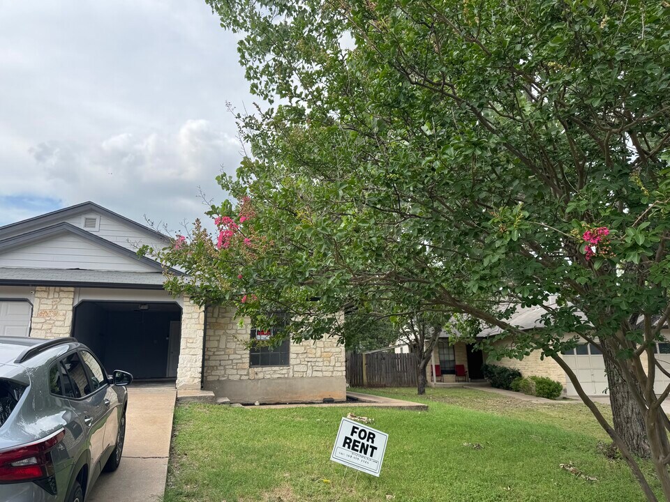 1749 Horseshoe Cir in Round Rock, TX - Building Photo