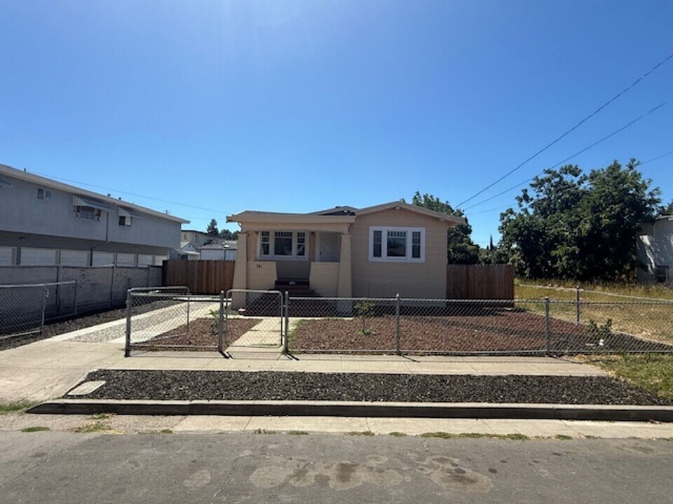 721 Third St in Rodeo, CA - Building Photo