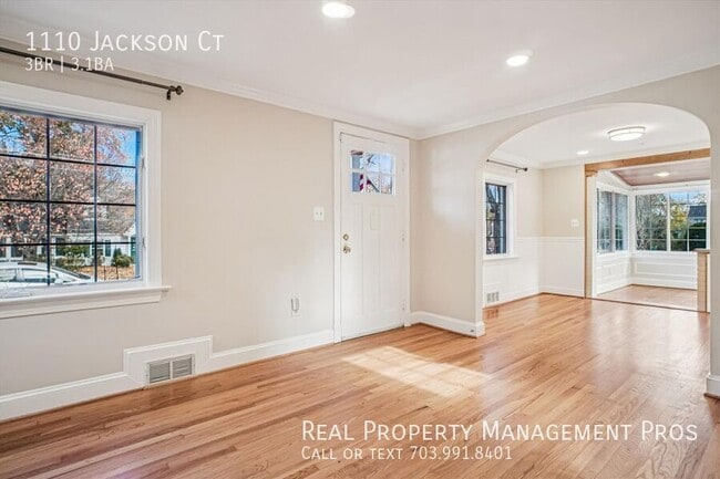 1110 Jackson Ct in Falls Church, VA - Building Photo - Building Photo