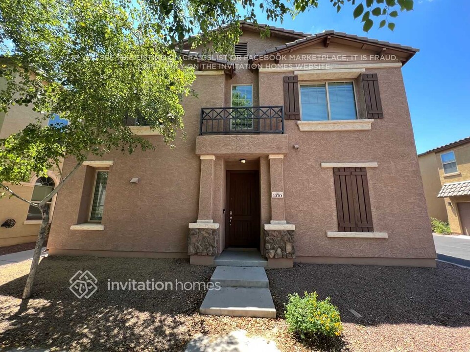 1370 S Ponderosa Dr in Gilbert, AZ - Foto de edificio