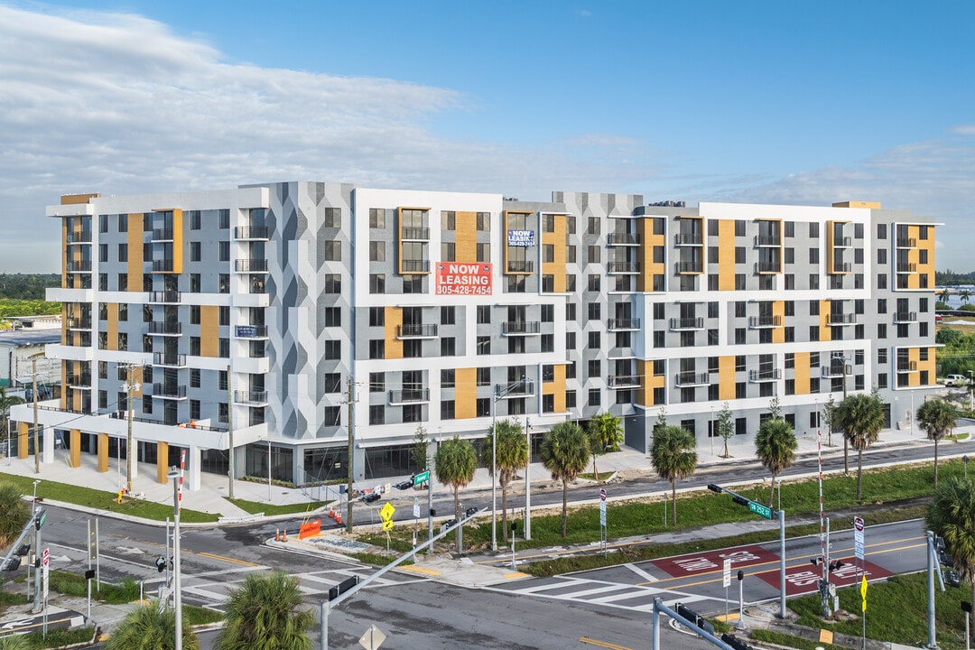 Princeton Crossings in Naranja, FL - Foto de edificio