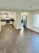 Park Royal Apartments in Anaheim, CA - Building Photo - Building Photo