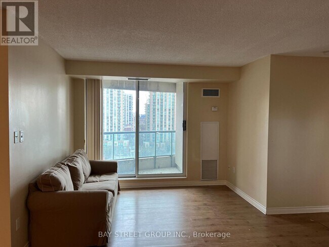 7 Lorraine Dr in Toronto, ON - Building Photo - Building Photo