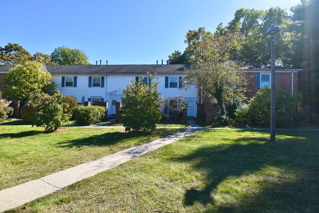 15 Yorktown Dr in Springfield, MA - Building Photo