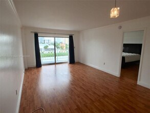 1025 Alton Rd, Unit 507 in Miami Beach, FL - Building Photo - Building Photo