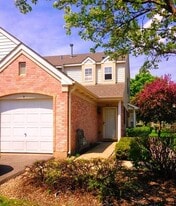 1934 Heron Ave, Unit D in Schaumburg, IL - Building Photo