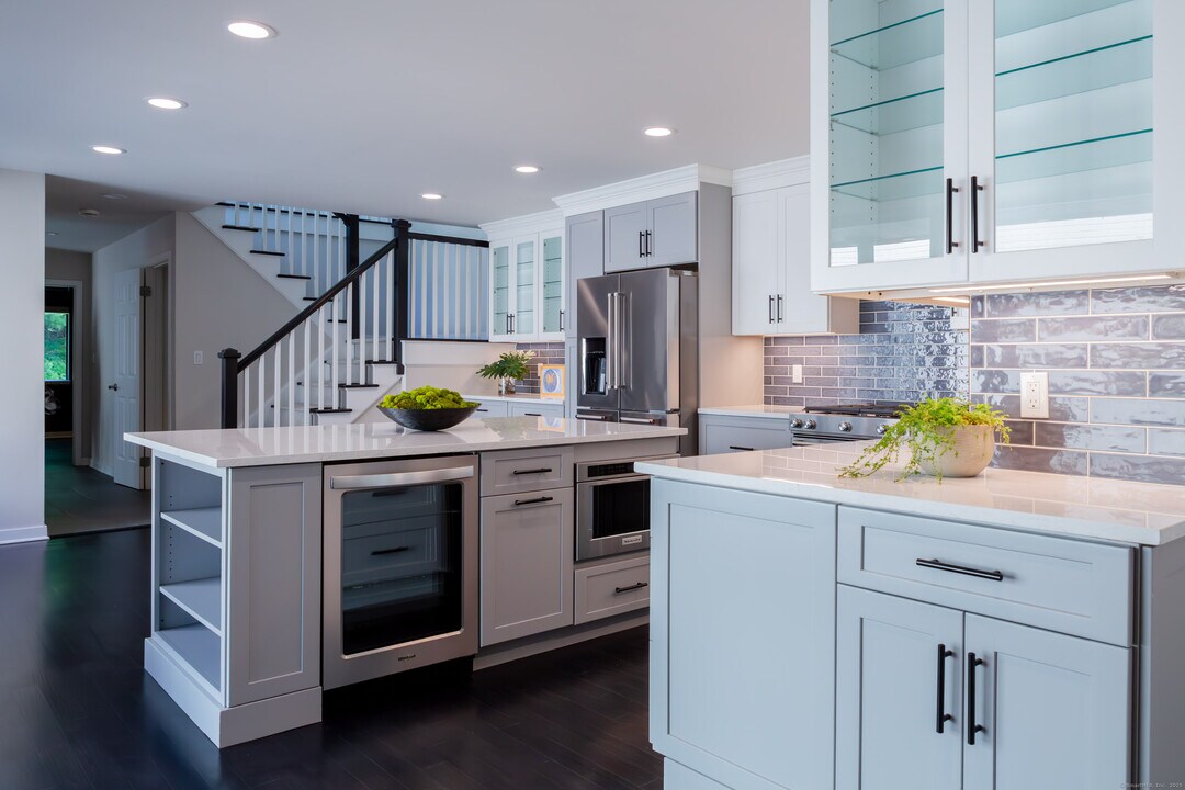 504 Harvest Cmns in Westport, CT - Building Photo