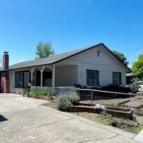 320 Lomitas Ln in Santa Rosa, CA - Building Photo