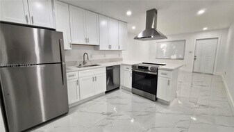 1825 Scott St in Hollywood, FL - Building Photo