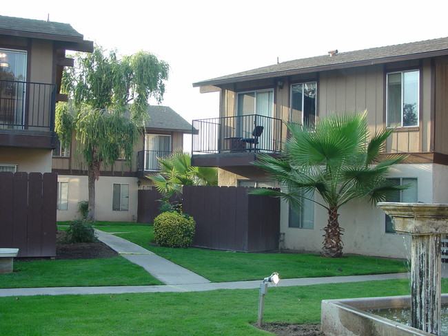 Cedar Woods Apartments in Fresno, CA - Building Photo - Building Photo